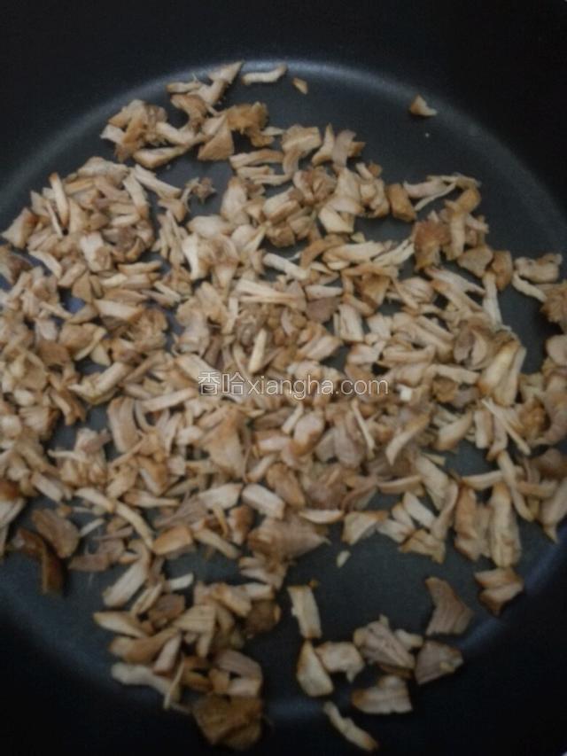 然后用平底锅小火炒干水份。
