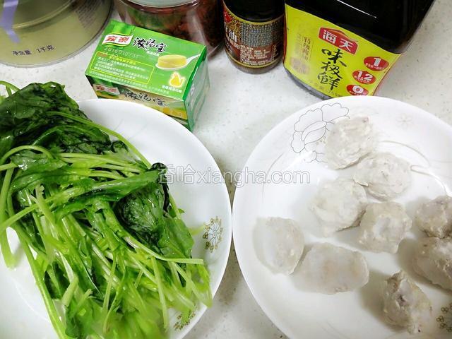 准备所有材料，菠菜洗净，鱼丸提前从冰箱拿出来备用。