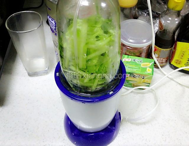 把菠菜加水放入榨汁机打成菠菜汁。