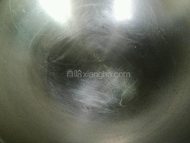 锅里放少许油