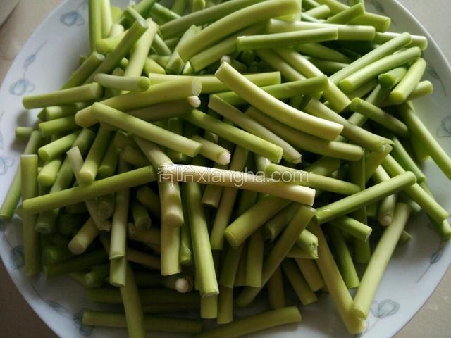 蒜苔买回来，掐去老尖，洗净切成段