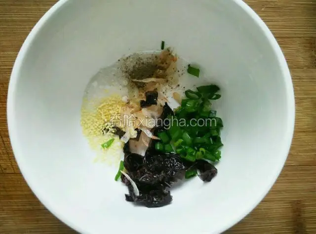 趁着煮饺子的时间，调好汤碗，(碗中放入盐，鸡精，葱花，胡椒粉和紫菜，虾皮)