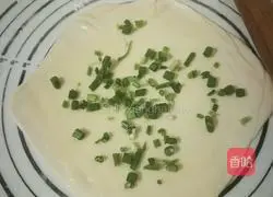 Illustration of how to make green onion layer cake 7