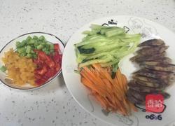 香肠腊味煲仔饭的做法图解1