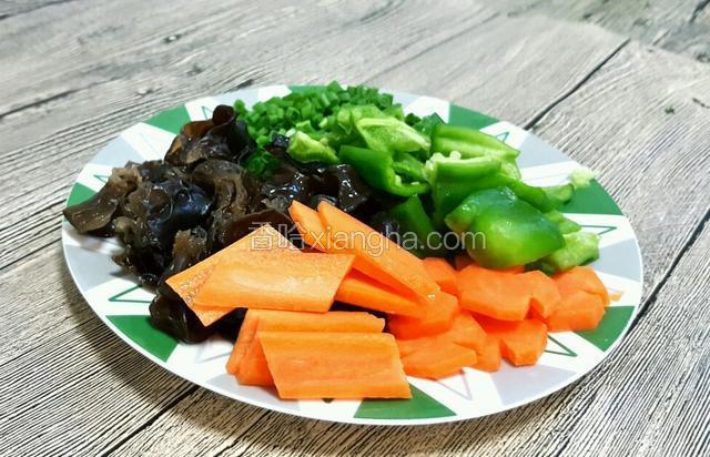准备食材如图所示。胡萝卜切菱形块，木耳撕成块，青椒切菱形块，小葱少许切沫。