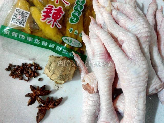 材料、鸡爪、泡椒一包、姜、八角、花椒