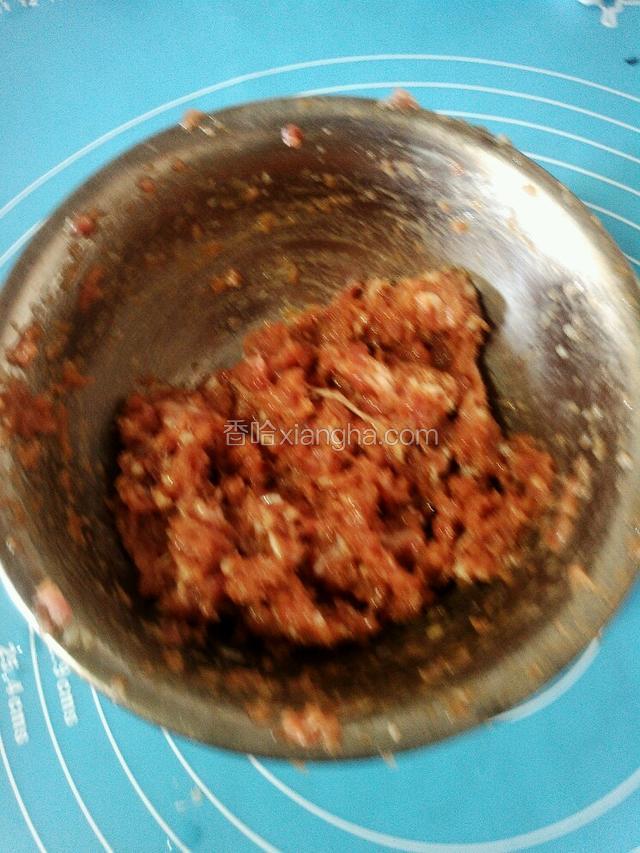 把热油倒入肉末里，用筷子顺一个方向搅拌两分钟