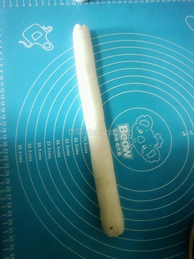 把醒好的面揉成一个长条