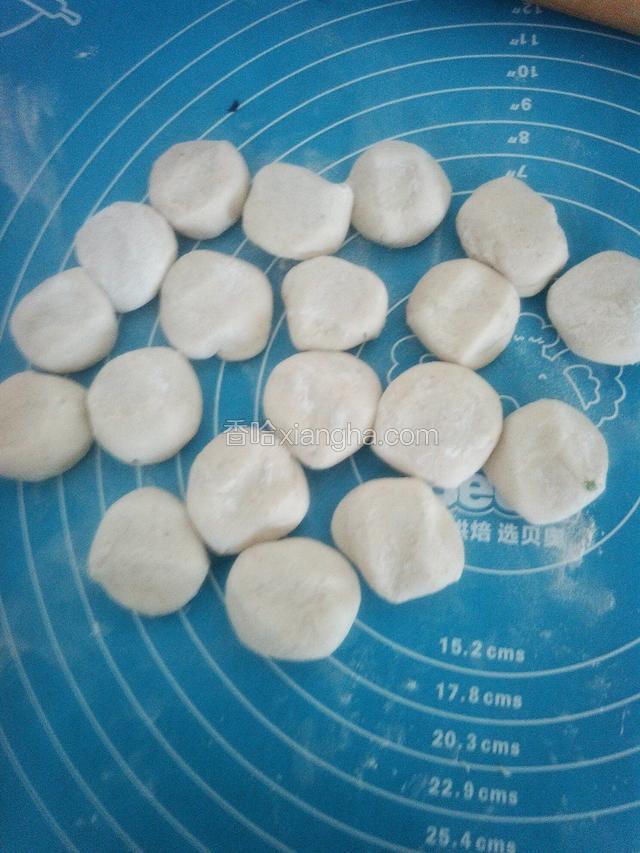 把长条揪成一个个小面球，按扁