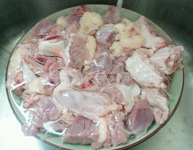 鸭肉要用流动水洗去血水（连续冲个五分钟）