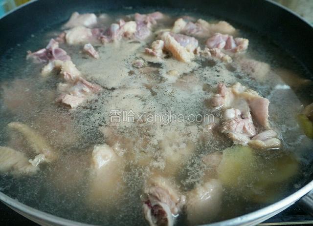 锅烧开水  放点姜片  料酒  倒入鸭肉焯水  