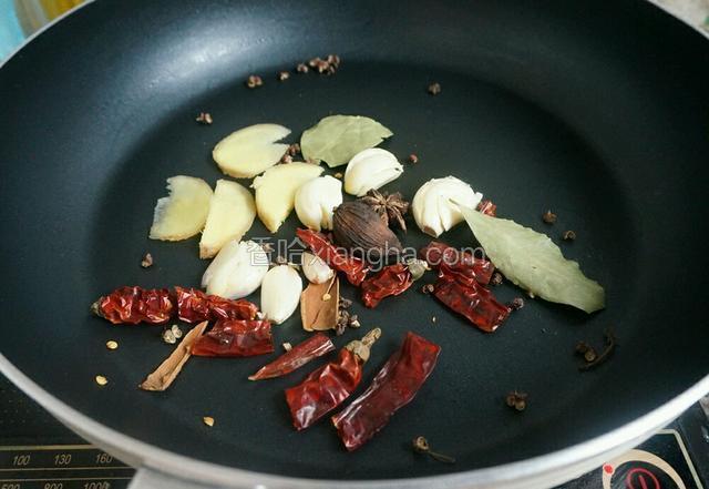 重起锅  不用油 （鸭肉会出油）倒入香料 姜片 大蒜 小火炒出香味