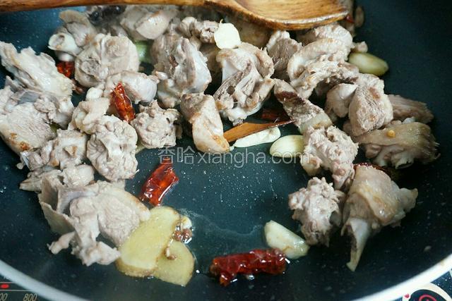 再倒入焯过水的鸭肉 要沥干水   中高火爆炒出油