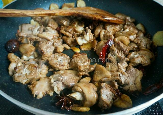 鸭肉炒出油了就可以放入盐 糖  生抽 老抽 调味