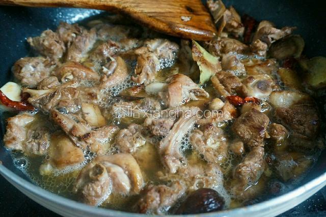 倒入整瓶啤酒 盖盖子中火焖煮15分钟