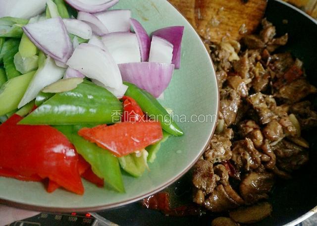 加入切好的配菜  大火爆炒 2分钟即可