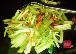 牛肉炒芹菜的做法图解6