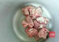 猪骨汤的做法图解1