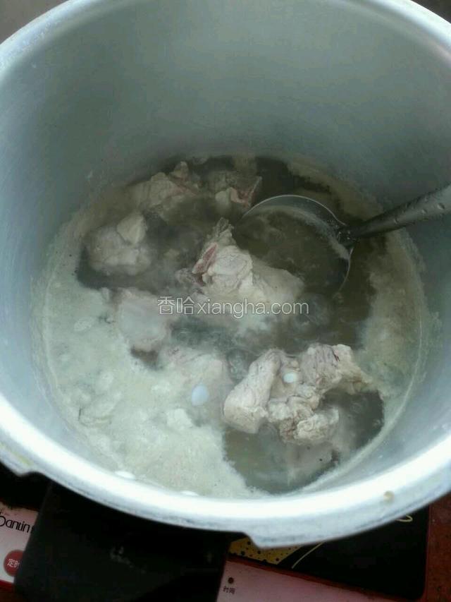 高压锅加水烧开，放入排骨焯下去腥