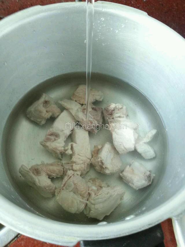 焯好水的排骨洗干净，再加入莫过排骨一半的清水