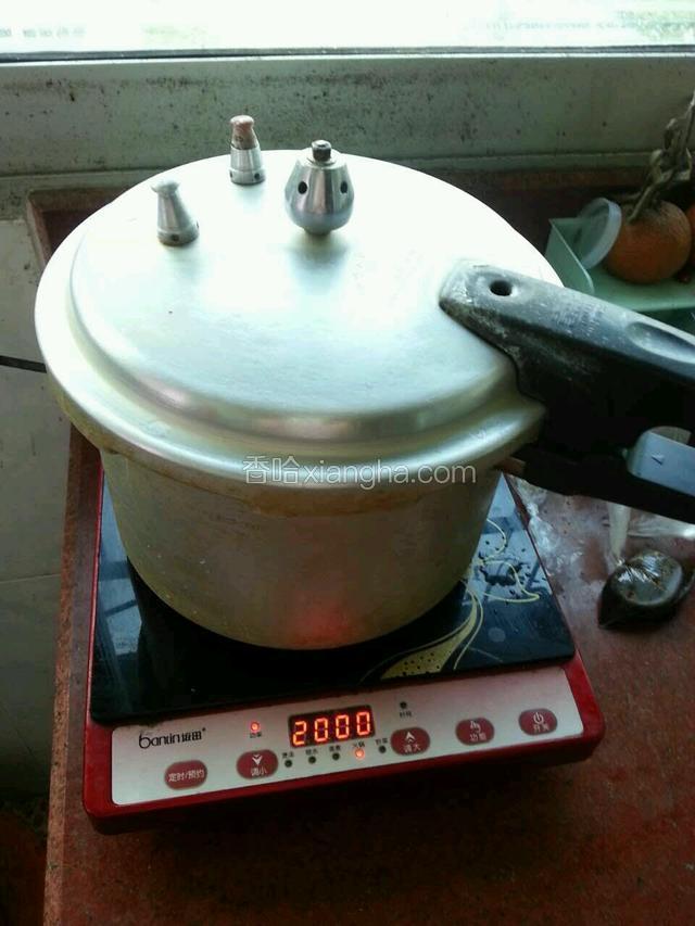 盖上锅盖大火烧开，后关中火煮五分钟