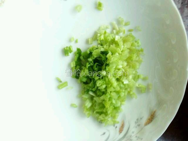 煮排骨的时间把芹菜切小块备用