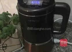 Illustration of how to make black soy milk 1