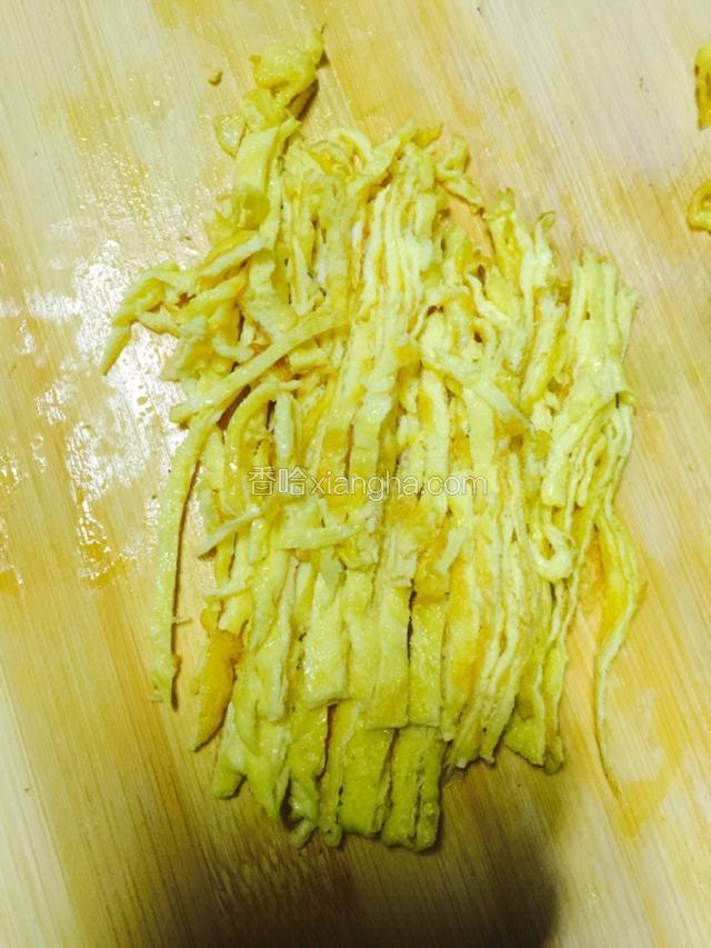 鸡蛋摊成蛋饼切成丝待用