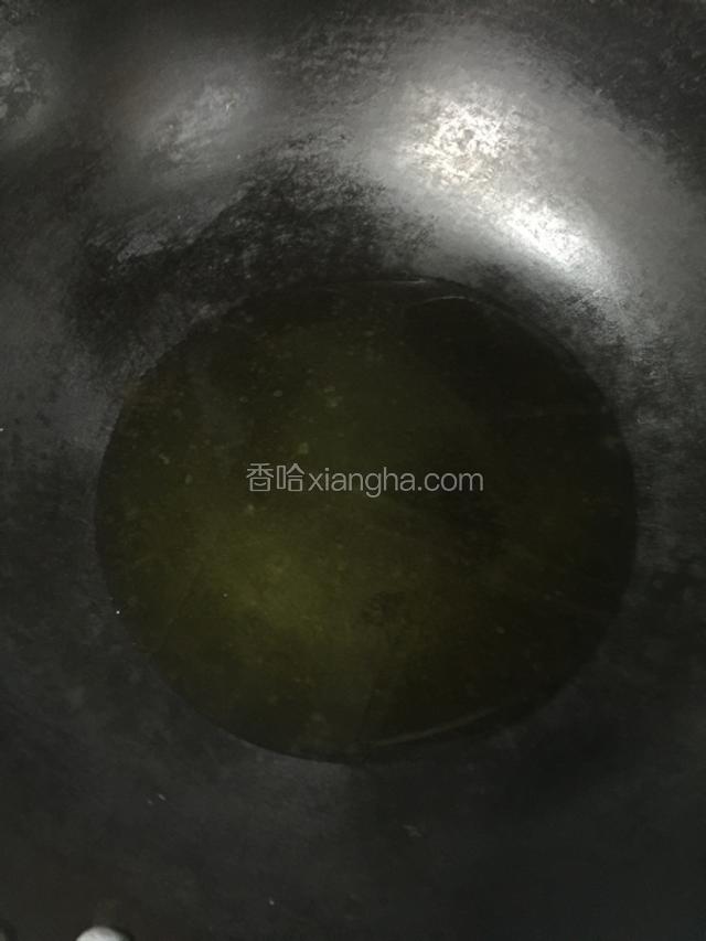 锅里放油比平时炒菜油多一点点