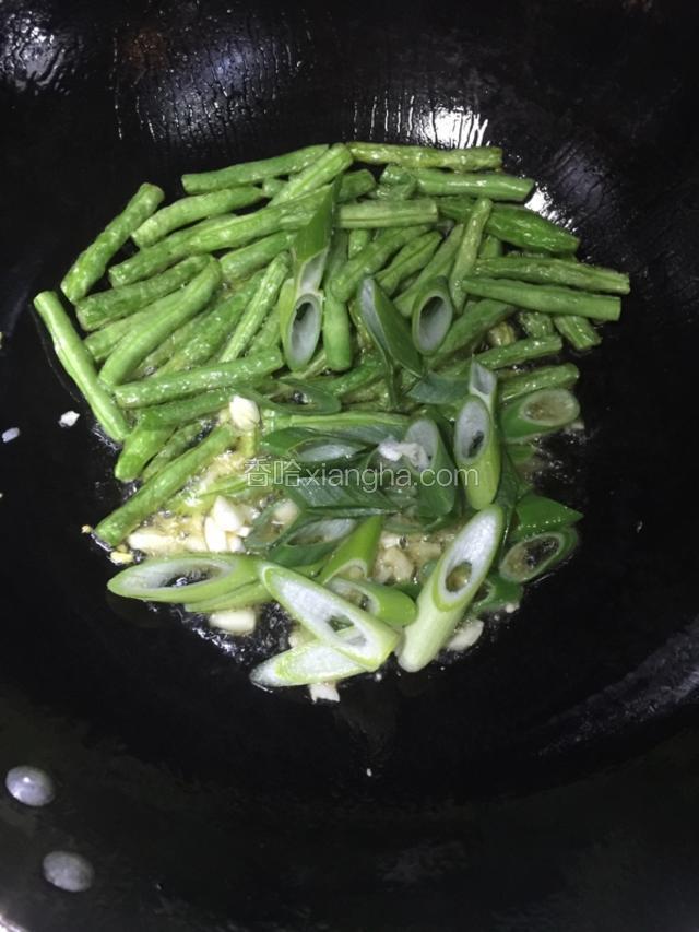放入切好的蒜和葱 
