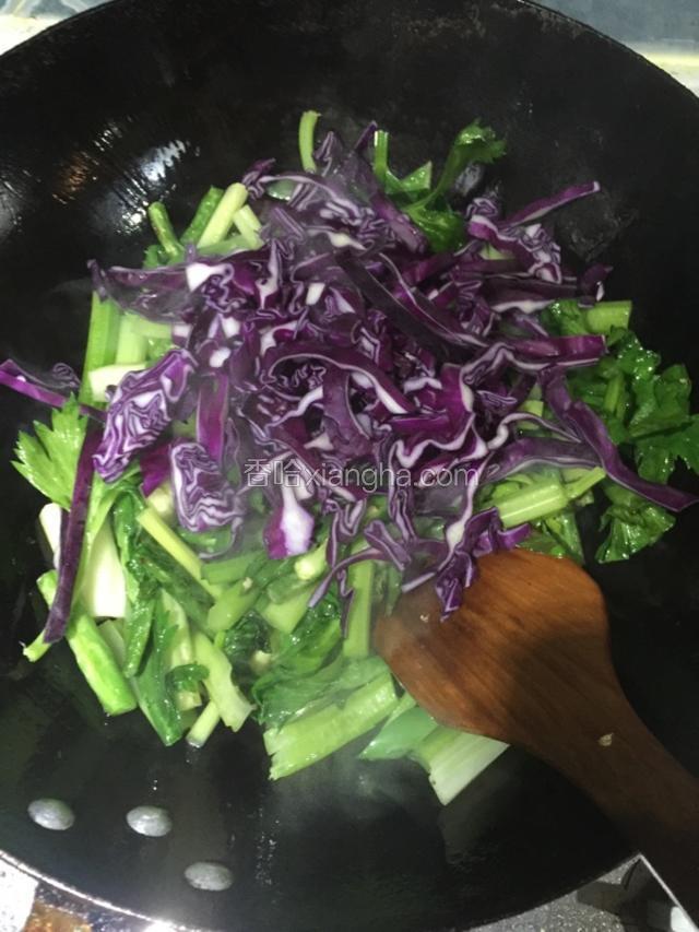 依次放入芹菜 香菇 紫甘蓝 金针菇 （紫甘蓝留一小部分出锅时再放）