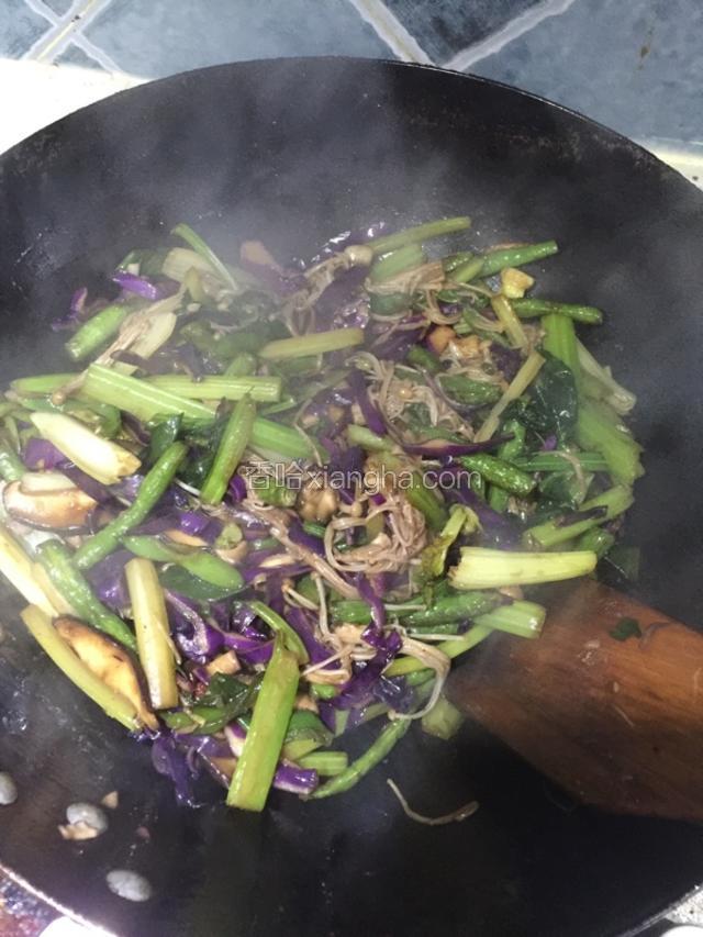 放入酱油 盐 料酒 十三香炒熟即可