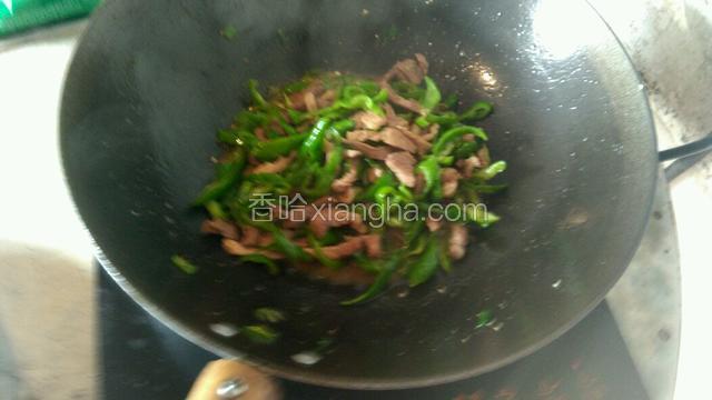 肉9成熟放入青椒，白糖，出锅前入味精。