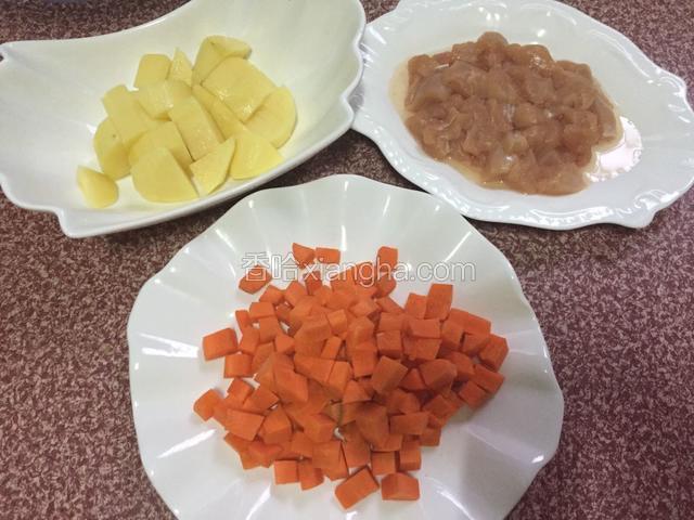 胡萝卜切丁，鸡肉、土豆切小块