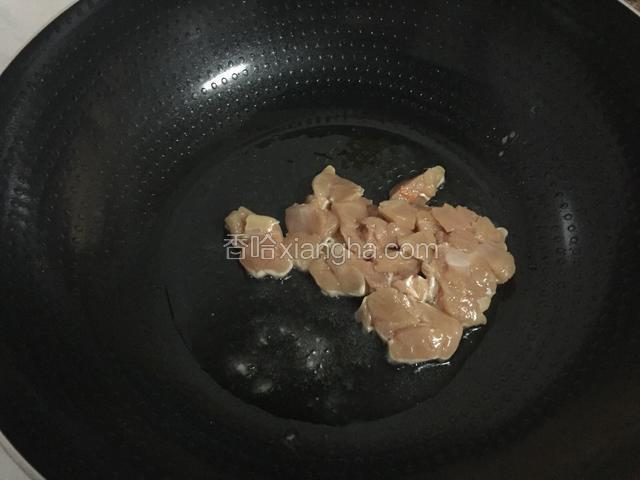锅中倒入适量的油烧热后放入鸡肉炒至变色变白