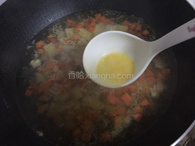 捞出表面浮沫，转中火炖煮