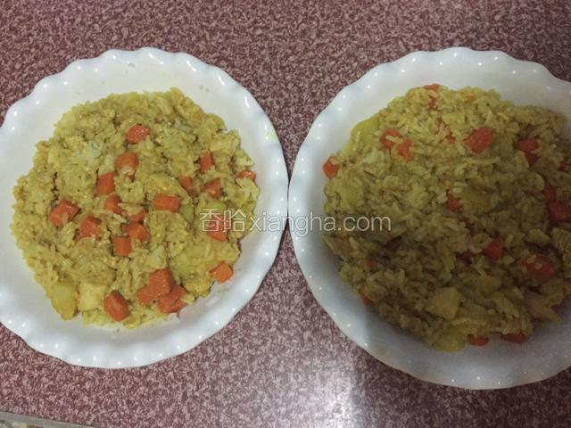 把咖喱鸡肉饭装入两个大碗中