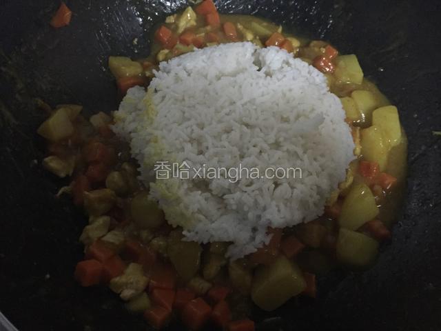 倒入白米饭，翻炒均匀。烤箱上下火185度预热