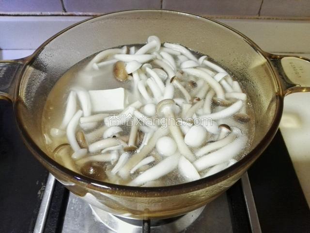 将双菇和豆腐加入锅中，煮5分钟。
