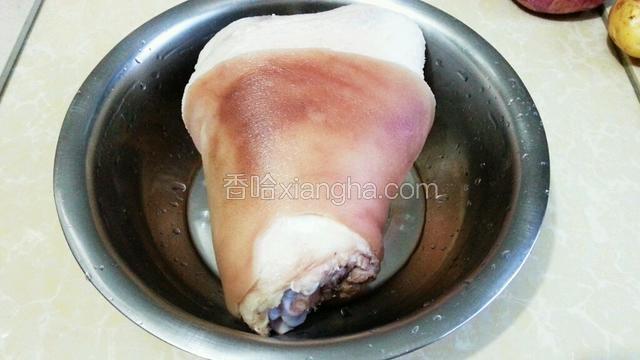 然后过下水洗净，放入盆中