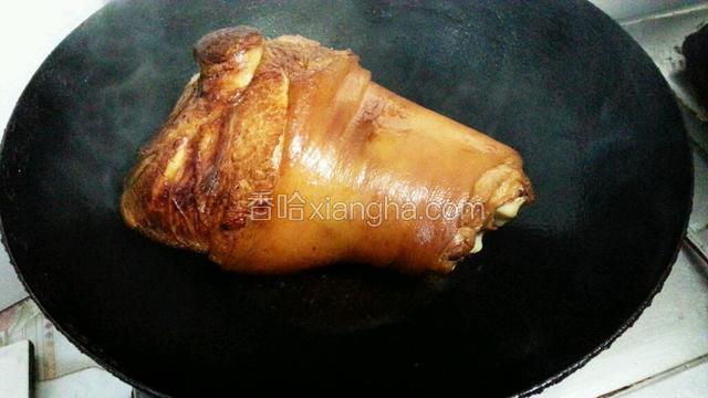 锅里放入少许油，放入肘子，表皮煎一煎更香酥