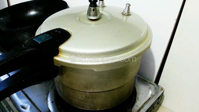 大火煮1个半小时，中途可以关火，翻个面继续烧