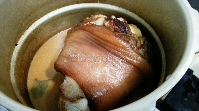 烧好之后用筷子戳一戳，穿透了就可以了