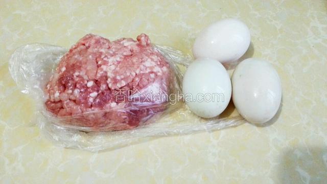 准备好肉末和鸭蛋