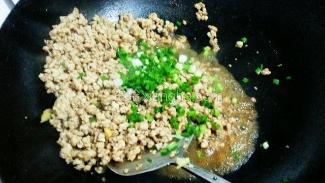 颜色微微变深，在炒片刻加入葱花煸香