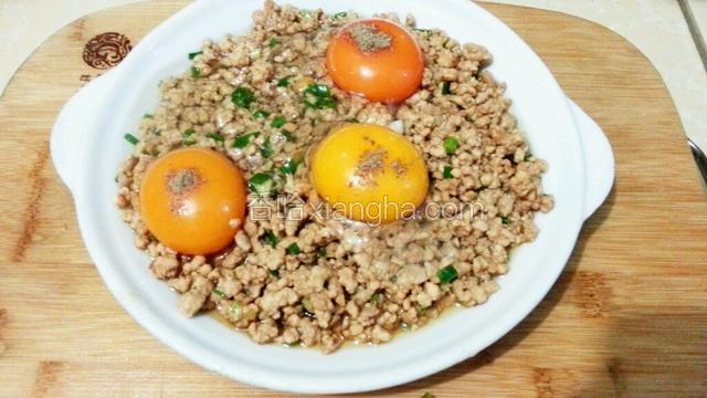 在鸭蛋上面撒点椒盐
