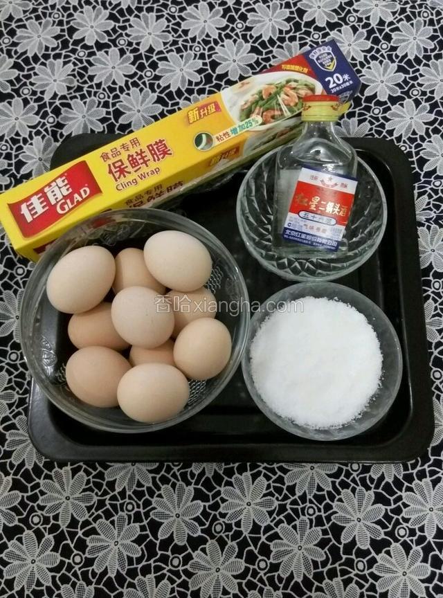 准备好腌鸡蛋的材料。