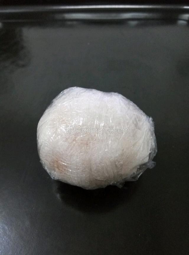 将裹上盐的鸡蛋，用保鲜膜包好裹好，包裹好的鸡蛋放在太阳下暴晒（如果清洗后已经暴晒过的，这条可免，如果在浸泡之前没晒过的，这步不可省哦！太阳下暴晒是出油的关键，暴晒一天可以加速鸡蛋内的蛋白质的凝固），把蛋黄里的油挤出。