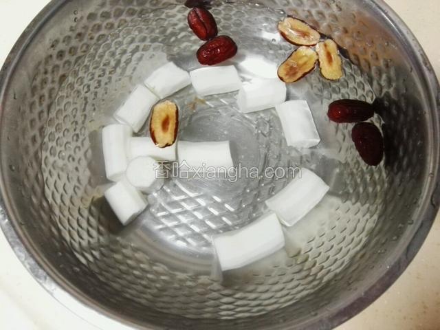 山药去皮，红枣去核，泡水洗干净。