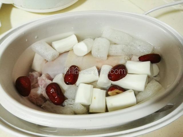 将食材放入炖盅，加入三碗冷水。